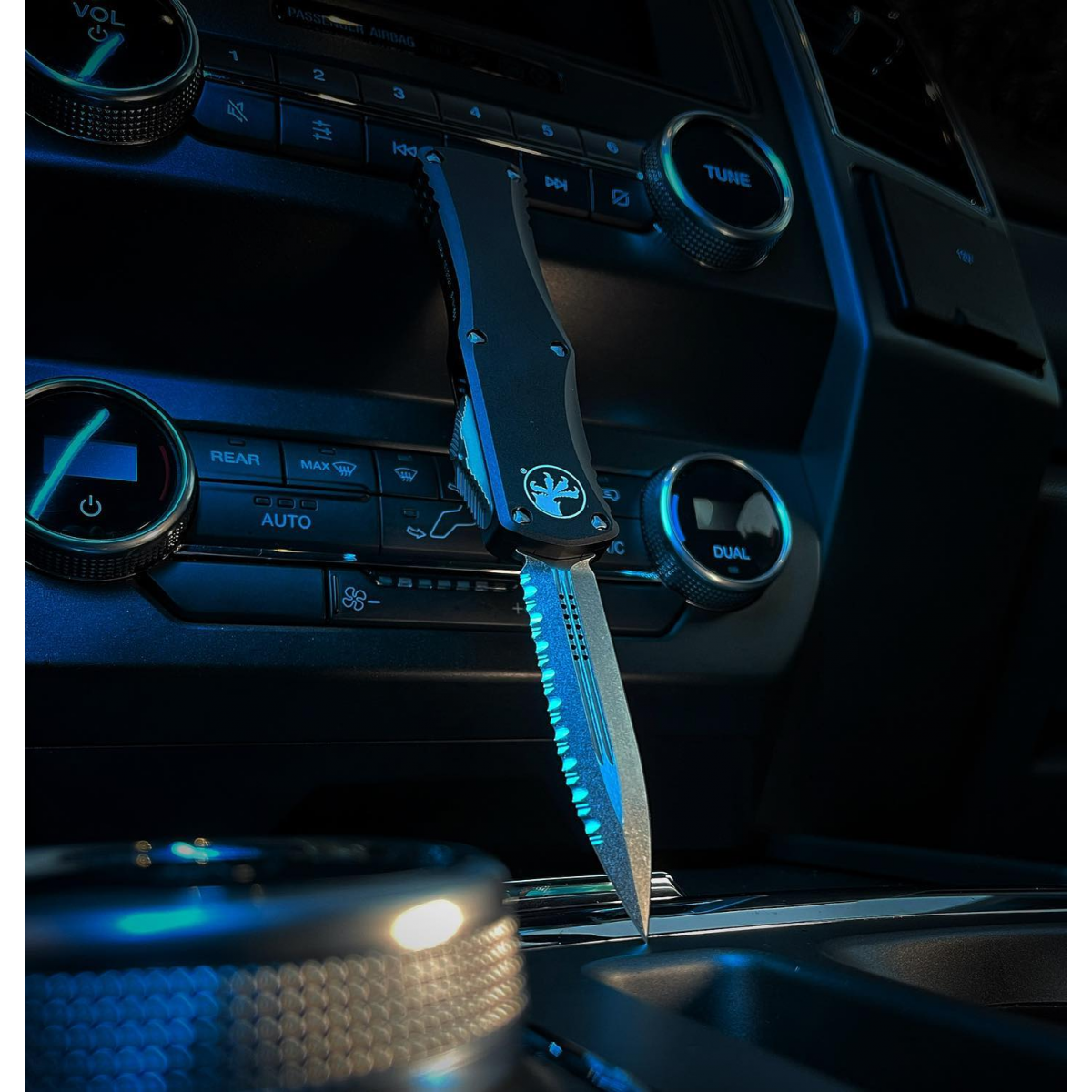 มีดออโต้ Microtech Hera OTF Automatic Knife Dagger Black Aluminum Full Serrate (M390 3.0" Stonewash),702-12